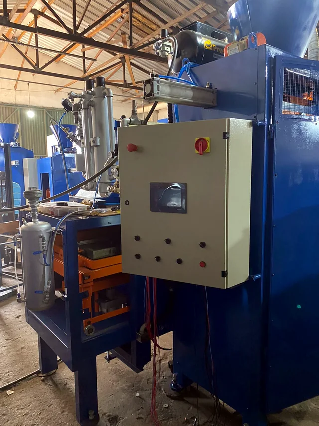 Equipamento azul e painel de controle industrial