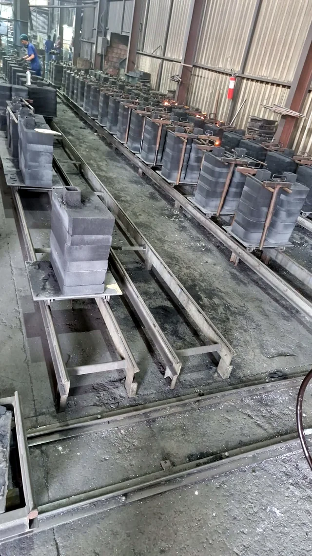 Linha de produção dentro da fundição