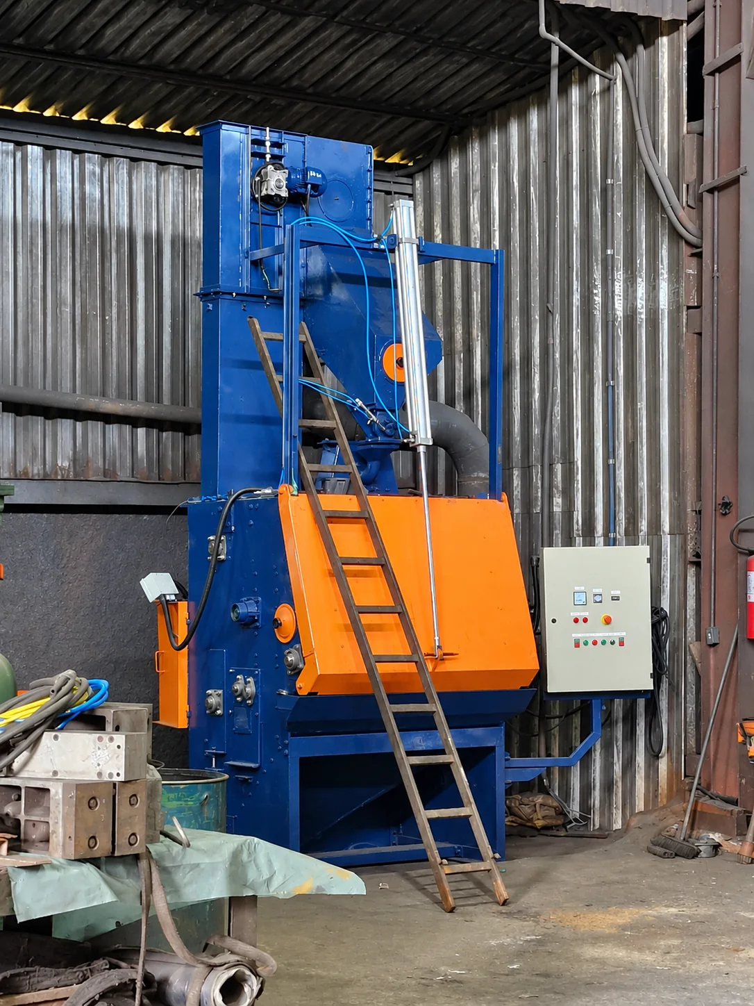 Máquina industrial azul e laranja de grande porte na AironSul Metais