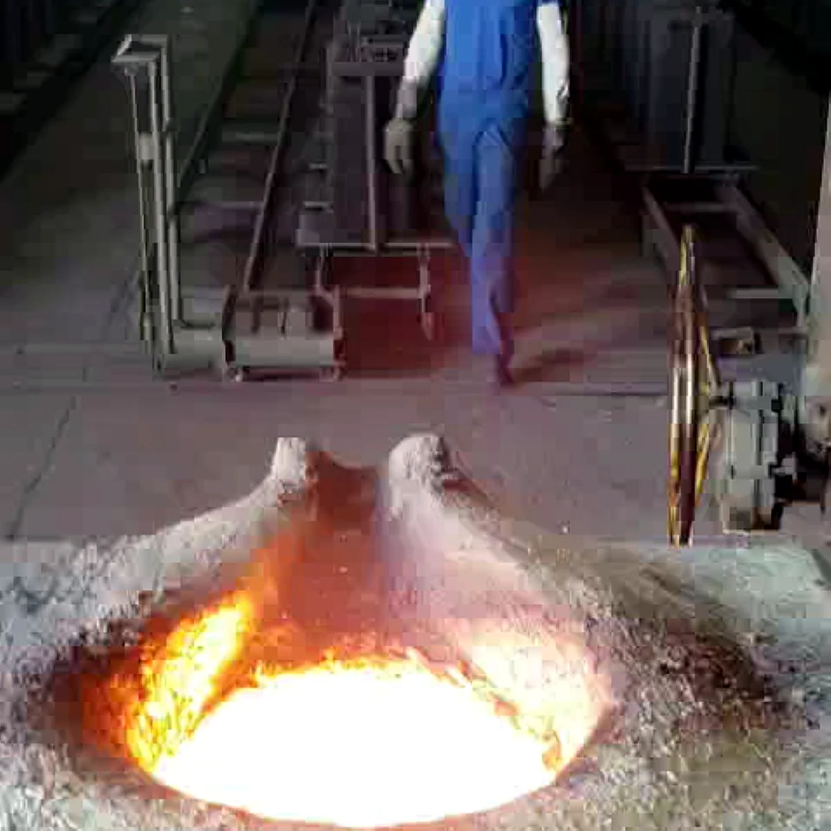 Metal em alta temperatura durante operação real de fundição